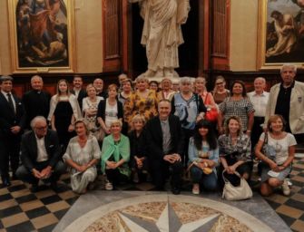Delegazione in Vaticano per la tovaglia di Reggio ricama sull’altare voluto dal Papa