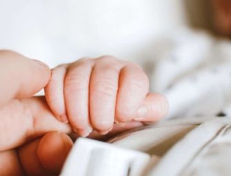 Lascia a casa da sola 6 giorni la figlia di 18 mesi. La ritrova morta