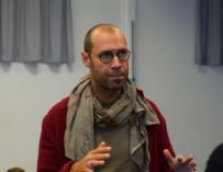 Abusi a teatro, Franci ammette relazioni con tre allievi: “Ma erano consenzienti”