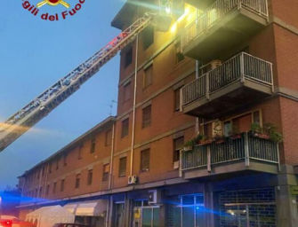 Incendio in una palazzina a Novi di Modena, in ospedale 16 persone intossicate dal fumo