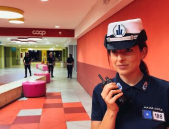 La notte social della polizia locale modenese: controlli nei market e sulle strade
