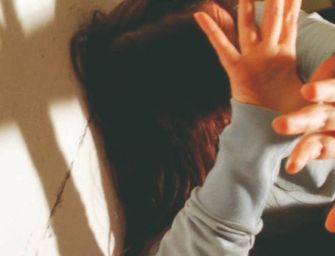 Scandiano, pesta la moglie e poi la segrega coi figli