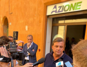 Elezioni, Calenda stuzzica Bonaccini: “Non c’entra niente con il Pd, in segreto vota terzo polo”