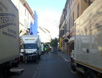 Reggio. Via Emilia San Pietro è un set come a Hollywood: secondo giorno di riprese tra curiosi e cacciatori d’autografi