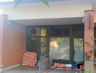 Reggio. Scene quotidiane di degrado e povertà alla stazione centrale di Reggio Emilia