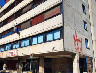 Altro atto vandalico di matrice no-vax in Emilia: imbrattata la sede dell’Inail di Modena