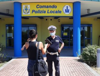 Modena. Perde il portafogli nei bagni del comando, la polizia la rintraccia e lo riconsegna