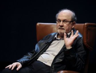 Salman Rushdie pugnalato, occhio a rischio