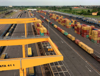 Crisi. Emergenza nel distretto ceramico, le argille arrivano allo scalo di Modena