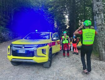 Fungaiolo cade nel bosco e chiama i soccorsi, ma quando lo trovano è già morto