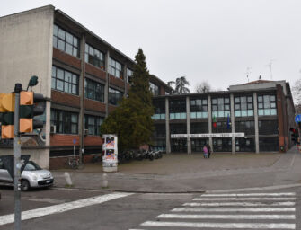 Atteggiamenti ammiccanti con minorenni in classe, sospesa insegnante della scuola Corni di Modena