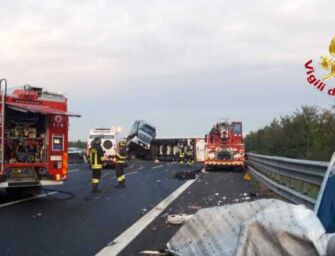 Reggio, tir si ribalta a Campegine e perde gasolio: chiusa temporaneamente la A1