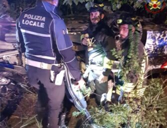 Reggio. Gara clandestina: auto a tutta velocità in viale Morandi, una si ribalta