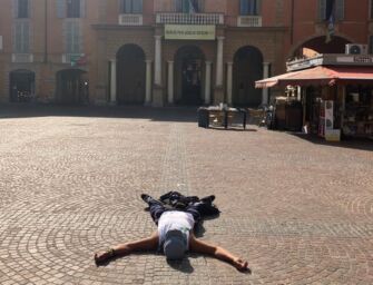 Reggio. Si sdraia per protesta in piazza Prampolini, arrivano i carabinieri