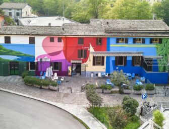 Il murale “E som dal Gatto” colora la piazza dello storico quartiere Gattaglio di Reggio