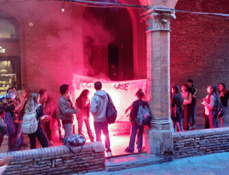 Bologna, attivisti del Cua occupano un palazzo storico del XV secolo per denunciare il caro-affitti