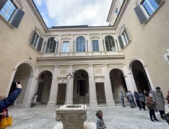150 ad ammirare gli antichi palazzi di Reggio