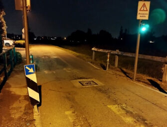 A Reggio terzo incidente in un mese per il pilomat di via Settembrini. I residenti: “È pericoloso”