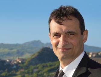 “Sono nato con la camicia nera e morirò con la camicia nera”, bufera sul sindaco