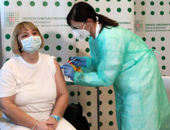 In Emilia-Romagna sono 480 i sanitari sospesi perché non vaccinati contro il Covid in attesa di reintegro