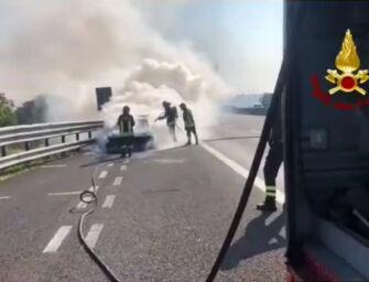 Auto in fiamme sull’autostrada A1 all’altezza dello svincolo con l’A22, illeso il conducente