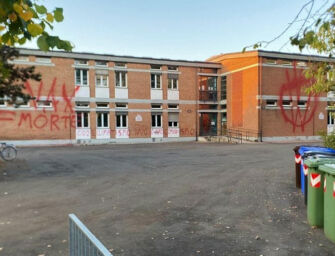 Nuovo atto vandalico di matrice no-vax in Emilia: imbrattata la sede dell’istituto scolastico Fanti di Carpi
