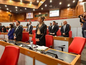 Regione, 1 minuto di silenzio per Bobo Maroni