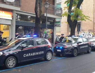 Reggio. Controlli a tappeto dei carabinieri in zona stazione: lavoro nero, carenze igieniche e droga