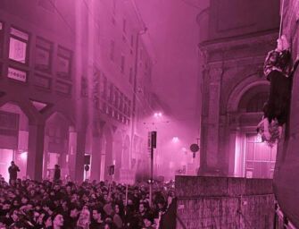 Manichino della Meloni a testa in giù a corteo Collettivi di Bologna