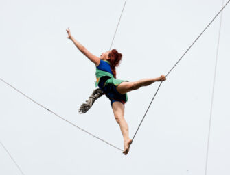 Tra Duomo e Ghirlandina Modena festeggia in piazza il Capodanno con ballerini aerei di Clairière Urbaine