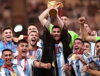 Messi alza la Coppa del Mondo, è la terza nella storia dell’Argentina