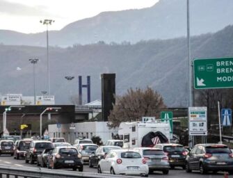 2023, raffica di rincari: benzina, autostrade e bus