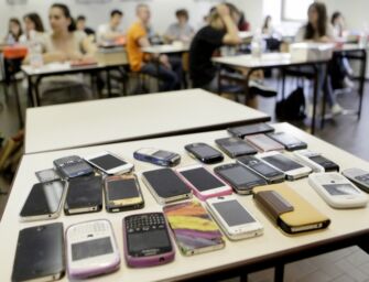 Il ministero, stop ai cellulari in classe