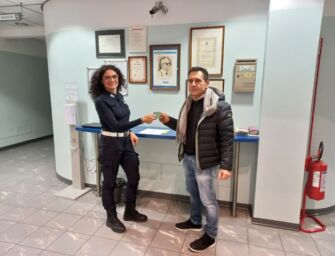 Modena. Perde il portafoglio, glielo restituiscono prima che se ne accorga