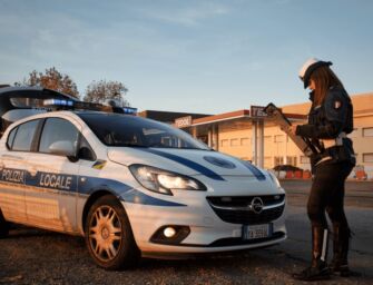 Inseguito, lancia il monopattino contro la polizia locale di Modena: denunciato 23enne