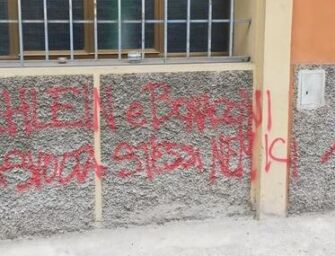 Scritte contro Bonaccini e Schlein al circolo Pd della Bolognina: “Sporgeremo denuncia”