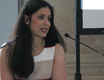 In fiamme l’auto di Susanna Schlein ad Atene