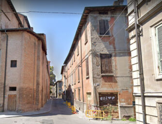 Reggio. Caduta di calcinacci in via Gazzata, Comune: reiterati tutti i provvedimenti possibili