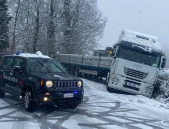 Baiso, camion scivola sulla strada innevata e si intraversa