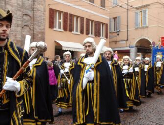 San Geminiano, per il patrono di Modena torna il corteo con olio e ceri