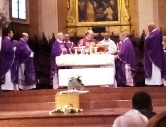 Reggio, Duomo gremito per l’ultimo saluto a don Gianfranco Gazzotti