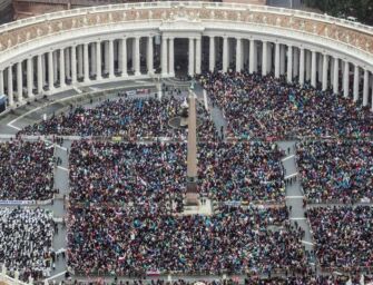 Folla per l’addio a Benedetto XVI in piazza San Pietro