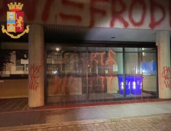 Reggio. Scritte no-vax, 5 persone denunciate
