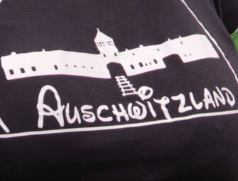 Indossò la maglietta con la scritta “Auschwitzland”: non c’è reato, assolta