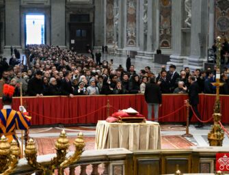 Addio a Ratzinger, 100mila presenze in San Pietro