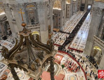 Addio a Benedetto XVI, sono migliaia a rendere omaggio al Papa emerito