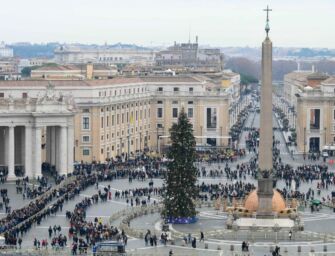 Ancora migliaia i fedeli in fila a San Pietro per rendere omaggio a Benedetto XVI