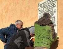 Reggio. La lapide alla memoria di don Pasquino Borghi sulla facciata dell’ostello della Ghiara