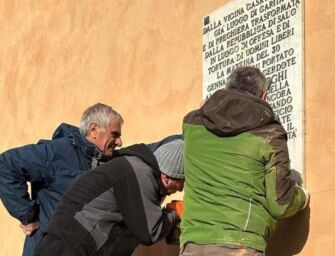 Reggio. La lapide alla memoria di don Pasquino Borghi sulla facciata dell’ostello della Ghiara