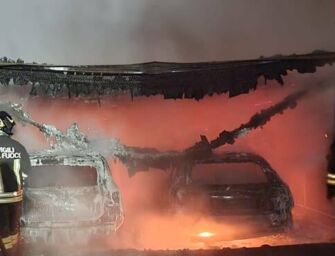 Due auto in fiamme a Reggio, rogo doloso